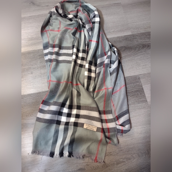 Burberry Gray 100% Cashmere Scarf - Picture 3 of 9
